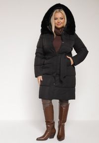 Born2be - Czarna Pikowana Kurtka z Kapturem z Futrem i Wiązanym Paskiem Mevinatia. Okazja: na co dzień. Typ kołnierza: kaptur. Kolekcja: plus size. Kolor: czarny. Materiał: futro. Styl: casual, klasyczny #1