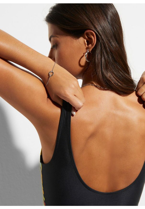 bonprix - Modelujący kostium kąpielowy z falbanką, średni stopień modelowania sylwetki. Kolor: czarny