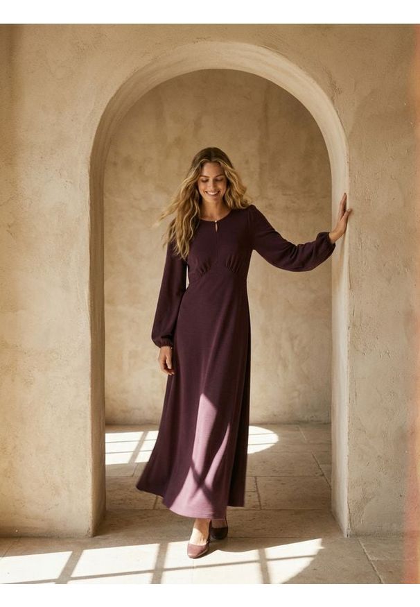 Sinsay - Sukienka midi z bufiastymi rękawami i marszczeniem z wiskozą - bordowy. Kolor: czerwony. Materiał: wiskoza. Długość: midi