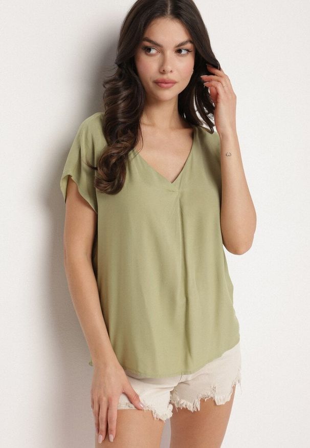 Born2be - Zielona Wiskozowa Bluzka z Dekoltem w Serek Tilondia. Okazja: na co dzień. Typ kołnierza: dekolt w serek. Kolor: zielony. Materiał: wiskoza. Styl: klasyczny, casual