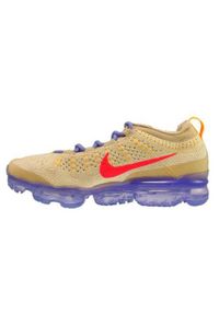 Buty do chodzenia damskie Nike Air Vapormax. Zapięcie: sznurówki. Kolor: czerwony, wielokolorowy. Materiał: syntetyk, tkanina, materiał. Szerokość cholewki: normalna. Sport: turystyka piesza