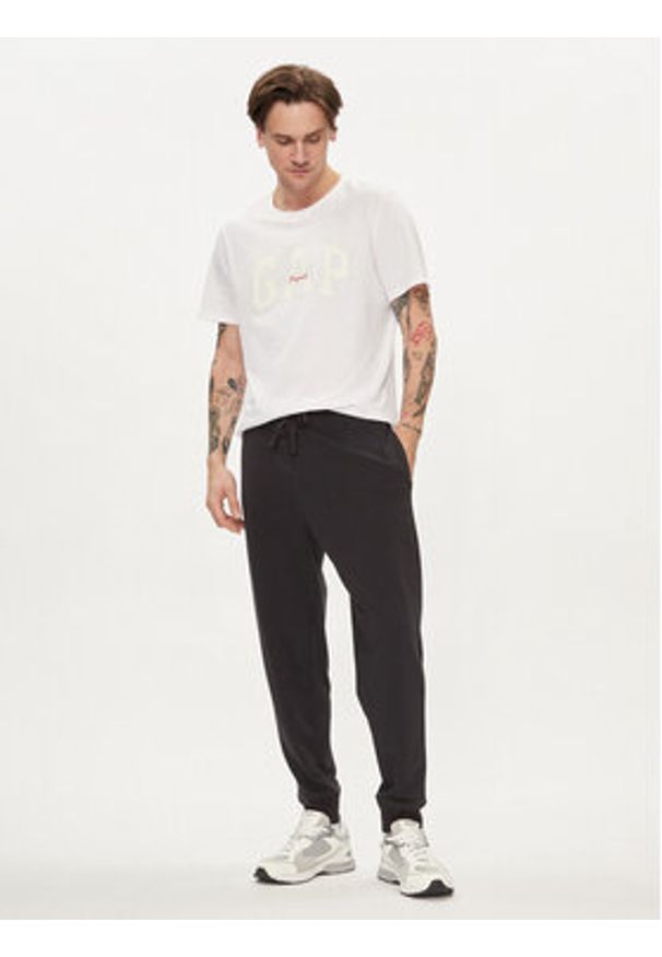 GAP - Gap Spodnie dresowe 868463-03 Czarny Regular Fit. Kolor: czarny. Materiał: bawełna