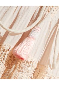 HEMANT & NANDITA - Pudrowa sukienka midi. Kolor: różowy, wielokolorowy, fioletowy. Materiał: materiał. Wzór: haft, kwiaty. Długość: midi