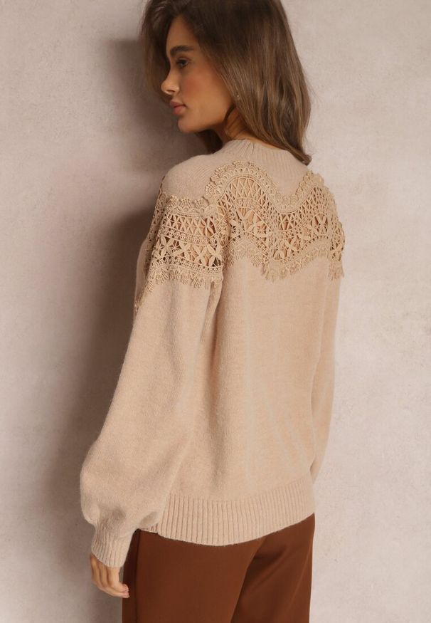 Renee - Beżowy Sweter Dzianinowy z Wstawką z Koronki Laroline. Kolor: beżowy. Materiał: koronka, dzianina. Długość: długie. Wzór: koronka