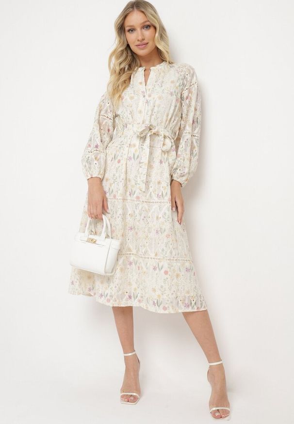 Born2be - Beżowa Rozkloszowana Sukienka w Kwiaty z Paskiem w Talii Dimtia. Okazja: na co dzień. Typ kołnierza: dekolt w kształcie V. Kolor: beżowy. Wzór: kwiaty. Sezon: wiosna, lato. Typ sukienki: proste. Styl: casual, elegancki