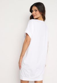 Born2be - Biała Sukienka w Stylu T-Shirt z Nadrukiem Ozdobionym Cyrkoniami Kelifea. Okazja: na co dzień. Kolor: biały. Długość rękawa: krótki rękaw. Wzór: aplikacja, nadruk. Typ sukienki: proste. Styl: casual, elegancki #2