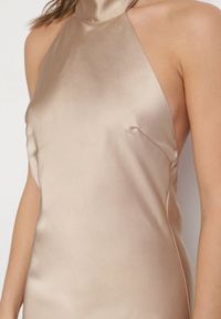 Born2be - Beżowa Satynowa Sukienka Koktajlowa z Dekoltem Halter Annela. Okazja: na co dzień, na imprezę. Typ kołnierza: dekolt halter. Kolor: beżowy. Materiał: satyna. Długość rękawa: bez rękawów. Sezon: lato. Styl: wizytowy #4