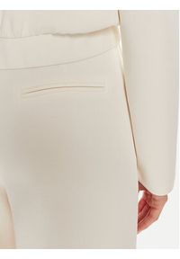Guess Spodnie dresowe Olympe V4YB07 KCAY2 Beżowy Relaxed Fit. Kolor: beżowy. Materiał: syntetyk