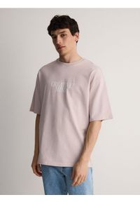 Reserved - T-shirt oversize z nadrukiem - brudny róż. Kolor: różowy. Materiał: bawełna, dzianina. Wzór: nadruk