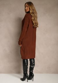 Renee - Jasnobrązowa Sukienka Sweterkowa z Golfem Wełną Bawełną i Ozdobnym Splotem Reilenea. Okazja: na imprezę. Typ kołnierza: golf. Kolor: brązowy. Materiał: wełna, bawełna. Wzór: ze splotem. Styl: elegancki #2