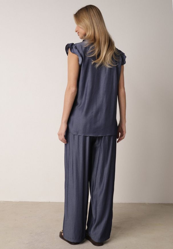 Born2be - Granatowy Komplet z Wiskozą Szerokie Spodnie i Bluzka z Kołnierzykiem Nautiviane. Kolekcja: plus size. Kolor: niebieski. Materiał: wiskoza. Wzór: gładki