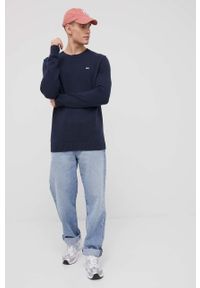 Tommy Jeans sweter bawełniany męski kolor granatowy lekki. Okazja: na co dzień. Kolor: niebieski. Materiał: bawełna. Długość rękawa: długi rękaw. Długość: długie. Wzór: aplikacja. Styl: casual
