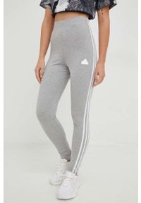 Adidas - adidas legginsy damskie kolor szary z aplikacją. Stan: podwyższony. Kolor: szary. Materiał: bawełna, dzianina. Wzór: aplikacja #1