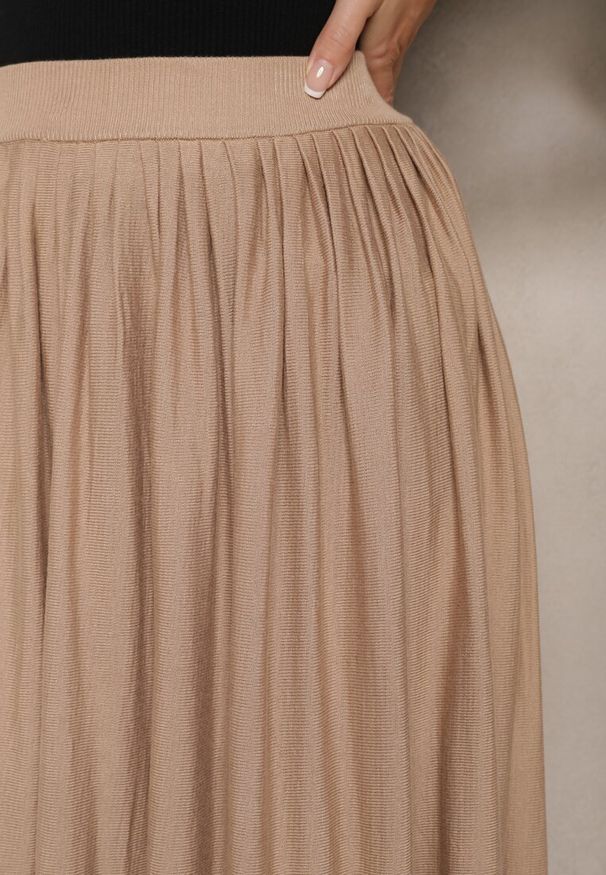 Renee - Beżowa Spódnica z Wiskozą o Plisowanym Kroju z Gumką w Pasie Tilisya. Okazja: na co dzień. Kolor: beżowy. Materiał: wiskoza. Styl: klasyczny, elegancki, casual
