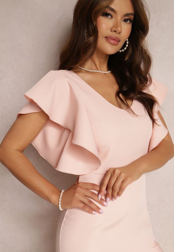 Renee - Jasnoróżowa Sukienka Marinette. Typ kołnierza: kołnierz z falbankami. Kolor: różowy. Materiał: tkanina. Wzór: jednolity, gładki, aplikacja. Styl: glamour, wizytowy. Długość: mini