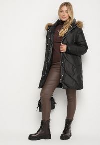 Born2be - Czarna Kurtka z Asymetrycznym Pikowaniem i Kapturem z Futerkiem Ruvita. Okazja: na co dzień. Typ kołnierza: golf. Kolekcja: plus size. Kolor: czarny. Materiał: futro. Styl: casual