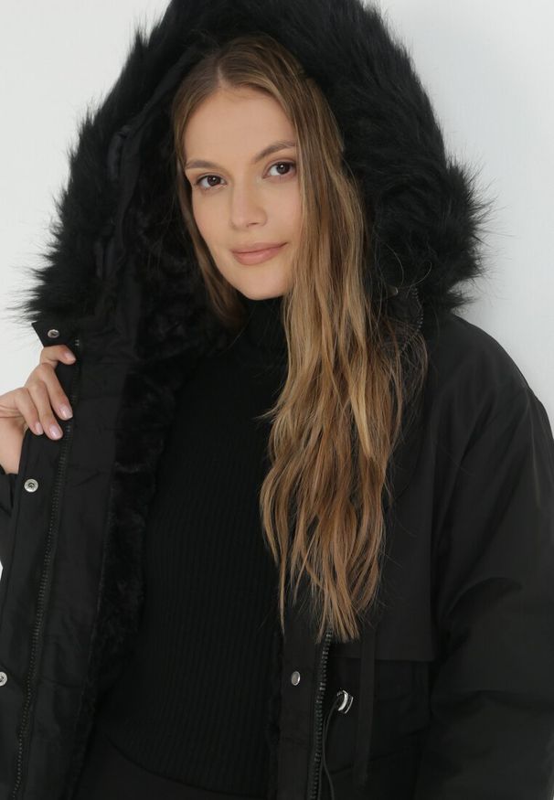 Born2be - Czarna Kurtka Pudełkowa z Futerkiem Oreitheia. Kolor: czarny. Materiał: futro. Długość: krótkie. Wzór: aplikacja