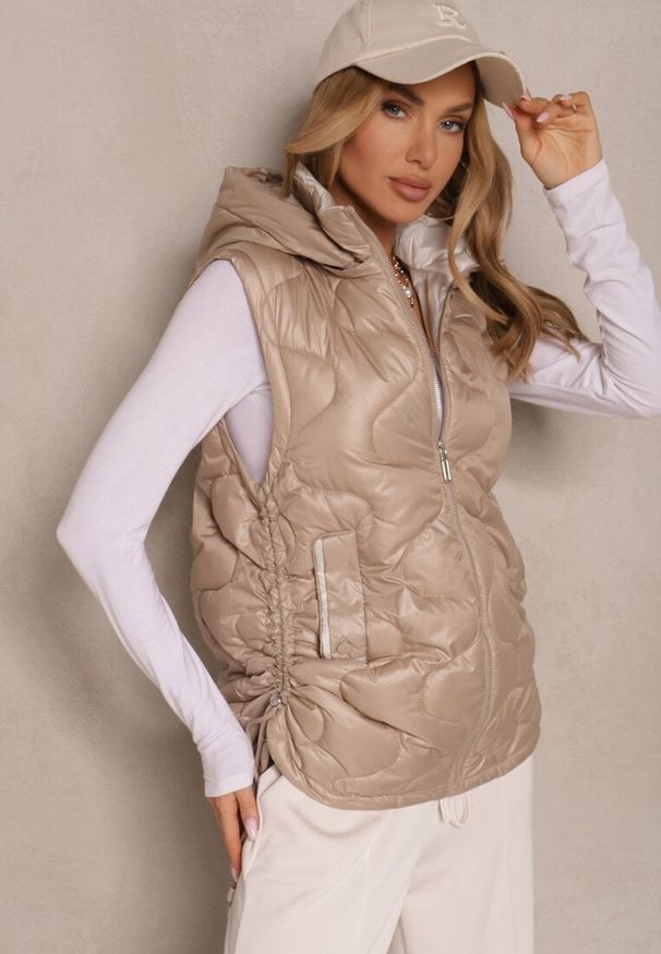 Renee - Brązowa Kamizelka z Odpinanym Kapturem Ozdobnie Pikowana Silzeki. Okazja: na co dzień. Kolor: brązowy. Materiał: jeans, materiał. Sezon: jesień, wiosna. Styl: sportowy, klasyczny, elegancki, casual