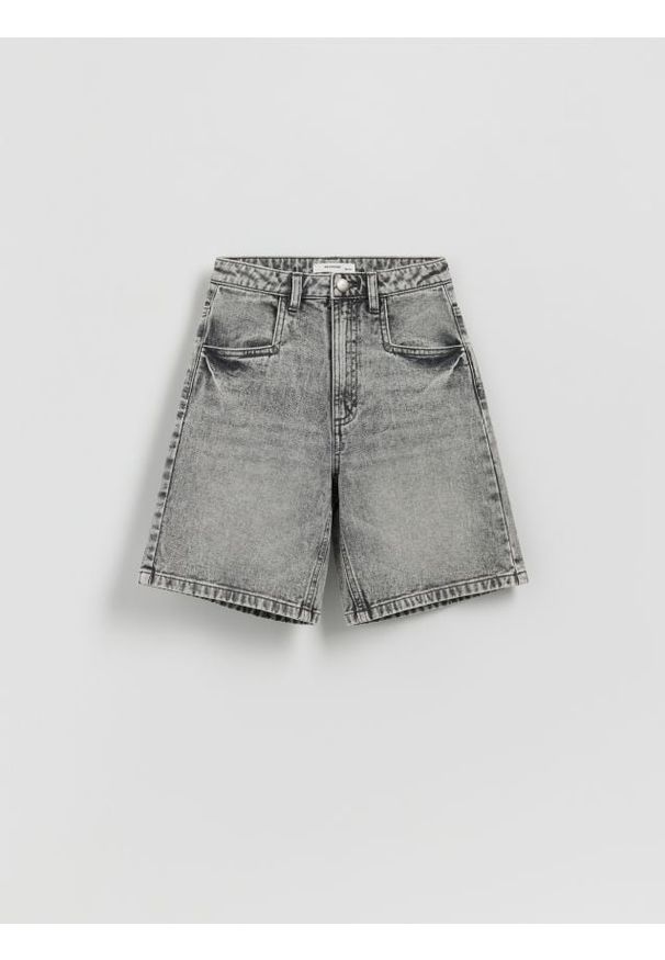 Reserved - Jeansowe bermudy - jasnoszary. Kolor: szary. Materiał: jeans
