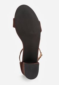 Renee - Ciemnobrązowe Basicowe Sandały na Słupku Vices z Paskiem Wokół Kostki Varhira. Okazja: na randkę, na ślub cywilny, na wesele. Zapięcie: pasek. Kolor: brązowy. Materiał: satyna. Obcas: na słupku. Styl: elegancki, klasyczny #6