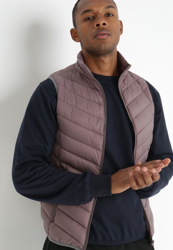 Born2be - Ciemnoszara Kamizelka Pikowana Fouquet. Typ kołnierza: kołnierzyk stójkowy. Kolor: szary. Materiał: tkanina. Długość rękawa: bez rękawów. Wzór: aplikacja, jednolity. Sezon: jesień, wiosna. Styl: elegancki