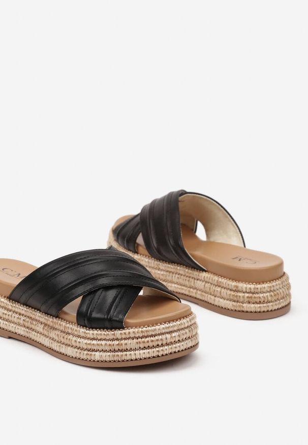 Renee - Czarne Klapki na Platformie w Stylu Boho z Tłoczonymi Paskami Fonariel. Okazja: na co dzień. Kolor: czarny. Materiał: jeans. Wzór: paski. Sezon: lato. Obcas: na platformie. Styl: boho