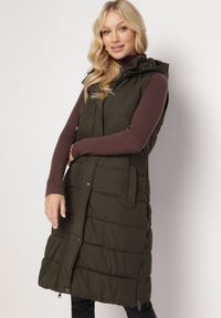 Born2be - Ciemnozielona Długa Kamizelka Bezrękawnik z Klasycznym Pikowaniem i Kapturem Shin. Typ kołnierza: golf. Kolor: zielony. Materiał: dzianina, jeans. Długość rękawa: bez rękawów. Długość: długie. Styl: klasyczny #3