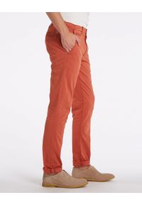 Wrangler - WRANGLER CHINO MĘSKIE SPODNIE MATERIAŁOWE RED OCHRE W14LP773J. Materiał: materiał