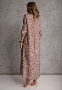 Renee - Beżowa Sukienka z Wiskozą o Koszulowym Kroju w Giraffe Print Braloria. Okazja: na randkę. Kolor: beżowy. Materiał: wiskoza. Wzór: nadruk. Typ sukienki: koszulowe. Styl: klasyczny #5