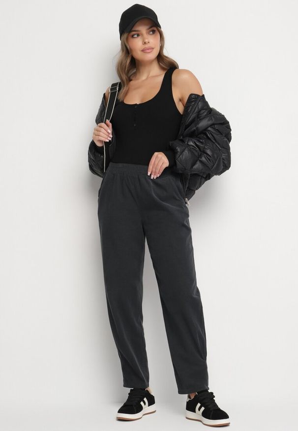 Born2be - Ciemnoszare Bawełniane Spodnie z Wysokim Stanem Melili. Okazja: na co dzień, na spacer. Stan: podwyższony. Kolor: szary. Materiał: bawełna. Styl: casual, elegancki