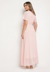 Born2be - Jasnoróżowa Kopertowa Sukienka z Gumką w Pasie i Plisowaną Górą Davitri. Kolor: różowy. Materiał: materiał. Długość rękawa: krótki rękaw. Typ sukienki: kopertowe. Długość: maxi #2