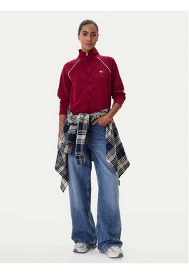 Tommy Jeans Bluza Badge DW0DW21930 Bordowy Regular Fit. Kolor: czerwony. Materiał: syntetyk