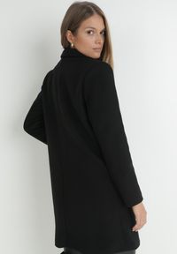 Born2be - Czarny Płaszcz Jednorzędowy Sono. Okazja: na co dzień. Typ kołnierza: golf. Kolor: czarny. Materiał: dzianina, jeans. Długość: do kolan. Styl: casual #7