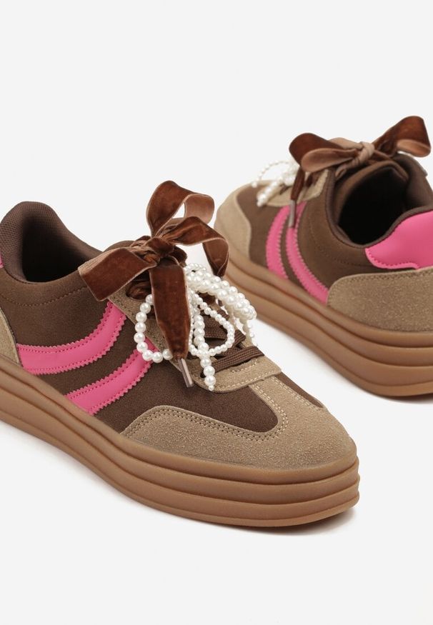 Born2be - Brązowe Sneakersy w Stylu Tenisówek na Grubej Podeszwie z Tłoczeniem i Perłami Asortte. Okazja: na co dzień. Kolor: brązowy. Materiał: jeans