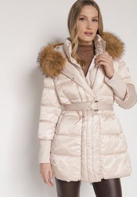 Born2be - Beżowa Kurtka z Pikowanymi Przeszyciami Paskiem i Kapturem z Futrem Lidanessa. Okazja: na co dzień. Kolor: beżowy. Materiał: futro. Styl: casual