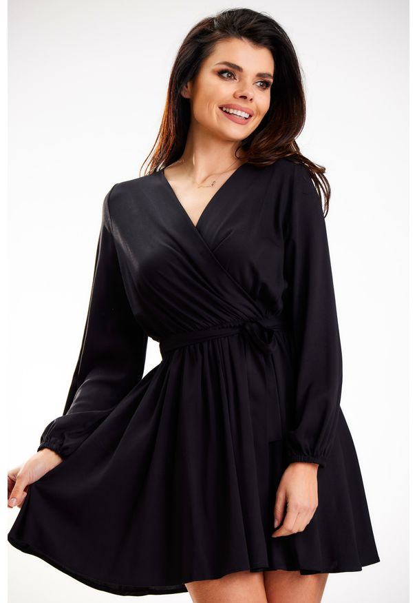 Awama - Krótka Sukienka z Zakładanym Dekoltem - Czarna. Kolor: czarny. Materiał: elastan, wiskoza. Długość: mini
