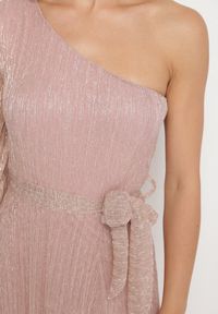 Born2be - Różowa Sukienka o Asymetrycznym Kroju Zdobiona Metaliczną Nicią Afellia. Kolor: różowy. Długość rękawa: długi rękaw. Wzór: aplikacja. Typ sukienki: asymetryczne. Styl: klasyczny, elegancki #6