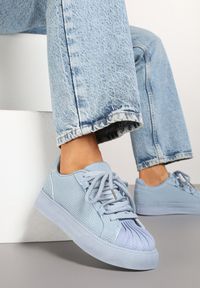 Renee - Niebieskie Sneakersy z Ozdobnym Tłoczeniem i Cyrkoniami Dorreia. Okazja: na co dzień. Nosek buta: okrągły. Kolor: niebieski. Materiał: jeans. Wzór: aplikacja. Obcas: na płaskiej podeszwie #3