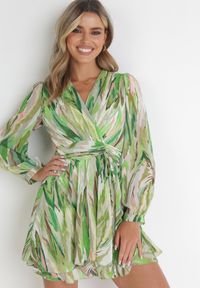 Born2be - Zielona Rozkloszowana Sukienka Mini z Kopertowym Dekoltem Ściągana w Pasie Jakla. Typ kołnierza: dekolt kopertowy. Kolor: zielony. Sezon: wiosna, lato. Typ sukienki: kopertowe. Długość: mini #2
