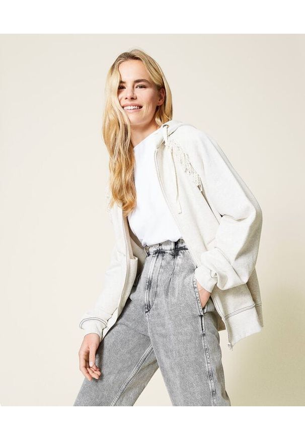 TwinSet - Szara bluza z perłowymi frędzlami Twinset. Typ kołnierza: kaptur. Kolor: biały, szary. Materiał: bawełna, prążkowany