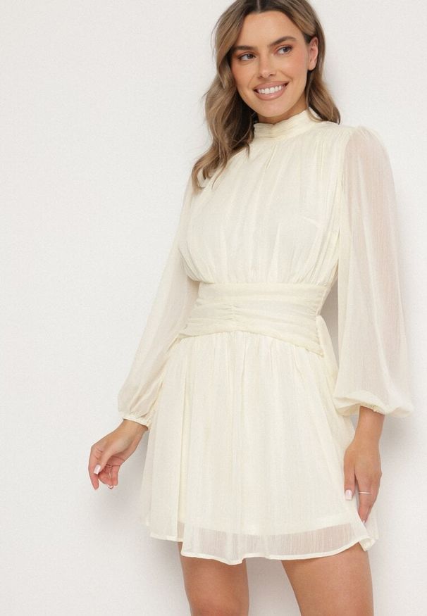 Born2be - Beżowa Sukienka Rozkloszowane ze Stójką Marszczeniami i Transparentnymi Ramionami Belabria. Okazja: na co dzień. Typ kołnierza: kołnierzyk stójkowy. Kolor: beżowy. Typ sukienki: rozkloszowane. Styl: casual, klasyczny