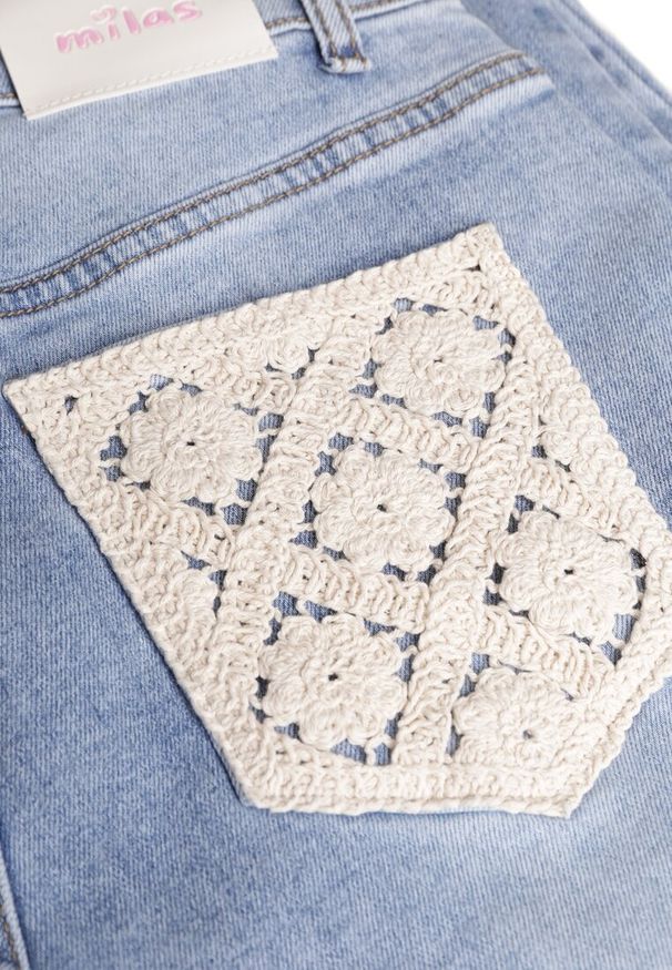 Renee - Niebieskie Szerokie Jeansy High Waist Zdobione Haftem na Kieszeni Thaola. Stan: podwyższony. Kolor: niebieski. Wzór: aplikacja, haft. Styl: klasyczny, boho