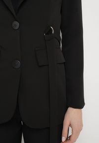 Born2be - Czarna Marynarka Jednorzędowa z Ozdobnym Paskiem i Klapami Orianella. Okazja: do pracy, na spotkanie biznesowe. Kolor: czarny. Materiał: jeans. Styl: elegancki, biznesowy #4