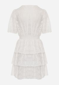 Renee - Biała Sukienka o Rozkloszowanym Kroju z Dekoltem w Serek i Falbankami Drapia. Okazja: na imprezę. Typ kołnierza: dekolt w serek, kołnierz z falbankami. Kolor: biały. Materiał: skóra. Styl: rockowy, elegancki #4