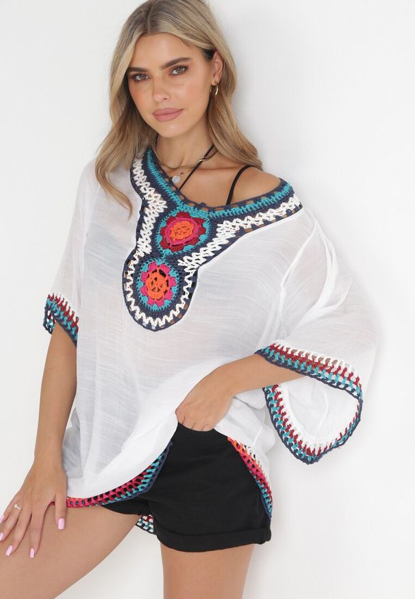 Born2be - Biała Tunika Narzutka Kahlisine. Kolor: biały. Materiał: dzianina. Wzór: kolorowy, ażurowy. Styl: boho
