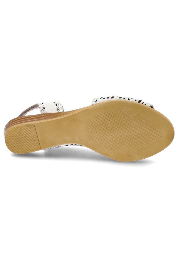 Białe Sandały Artiker Modne Wsuwane Obuwie Damskie. Okazja: na co dzień. Zapięcie: bez zapięcia. Kolor: biały. Materiał: skóra. Wzór: ażurowy. Sezon: lato. Obcas: na koturnie. Styl: casual, elegancki, klasyczny