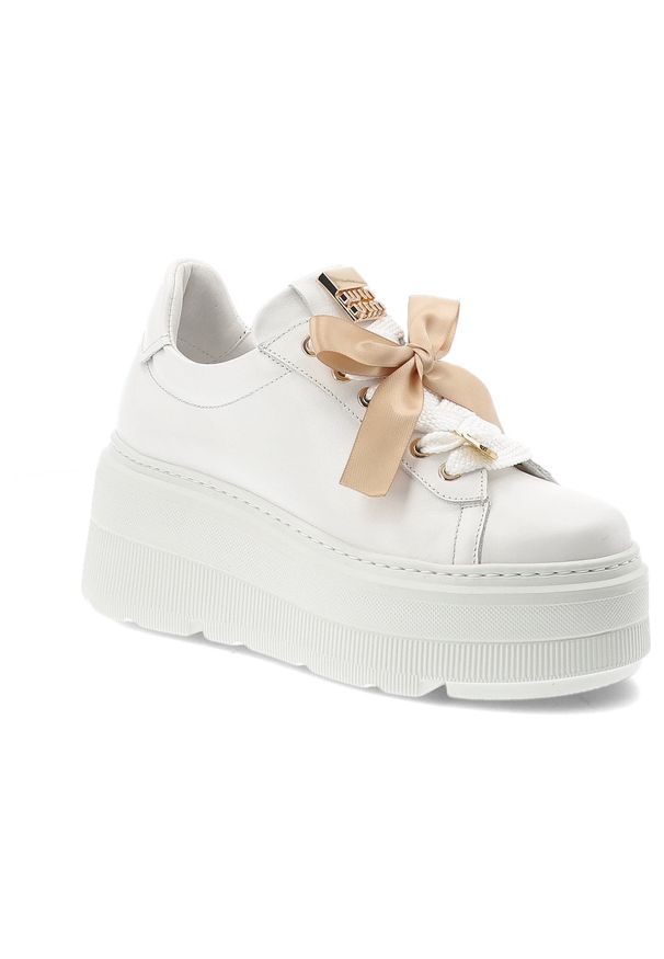 Sneakersy damskie Karino, cholewka ze skóry naturalnej gładkiej ozdobne sznurowanie z szerokimi wstążkami masywna podwyższona podeszwa zapewniająca s. Okazja: na co dzień. Zapięcie: sznurówki. Kolor: biały. Materiał: skóra. Szerokość cholewki: normalna. Wzór: gładki. Obcas: na platformie. Styl: elegancki, casual