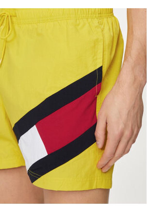TOMMY HILFIGER - Tommy Hilfiger Szorty kąpielowe UM0UM02048 Żółty Slim Fit. Kolor: żółty. Materiał: syntetyk