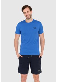 EA7 Emporio Armani - EA7 Niebieski t-shirt męski z czarnym logo. Kolor: niebieski