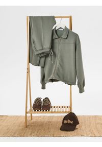 Sinsay - Rozpinana bluza ze stójką - zielony. Typ kołnierza: kołnierzyk stójkowy. Kolor: zielony. Materiał: wiskoza, dzianina #1